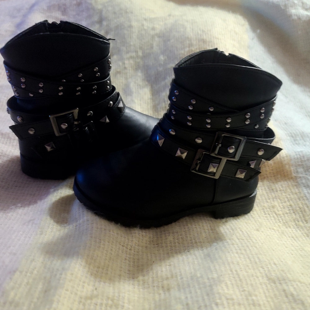 New toddler girls size 8 black boots from fabkids.